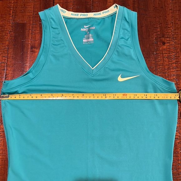 NIKE PRO WOMEN’S GREEN TANK TOP SLEEVELESS V-NECK / M - Picture 4 of 5